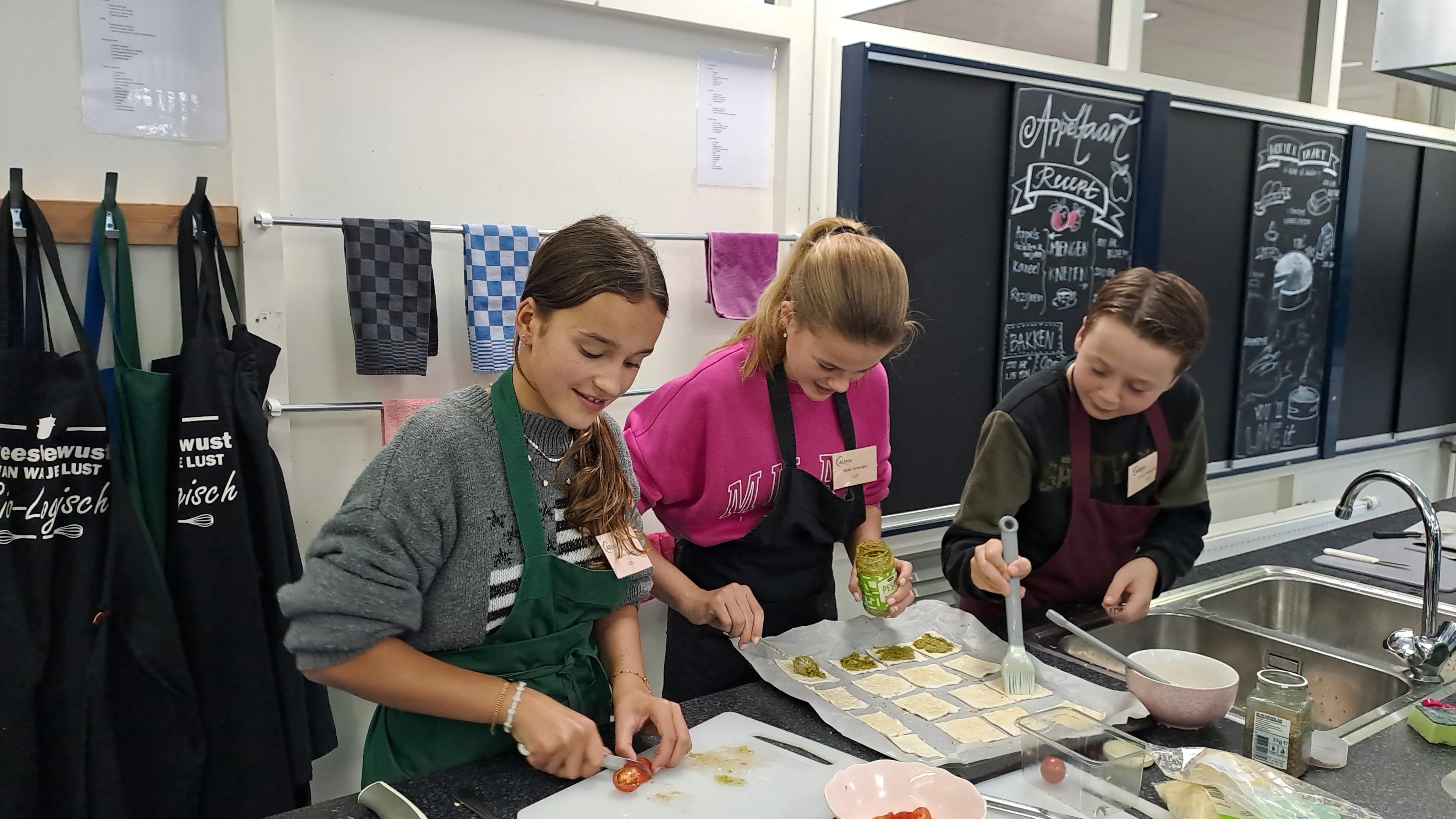 Leerlingen bereiden hapjes op de Open Dag Altena College
