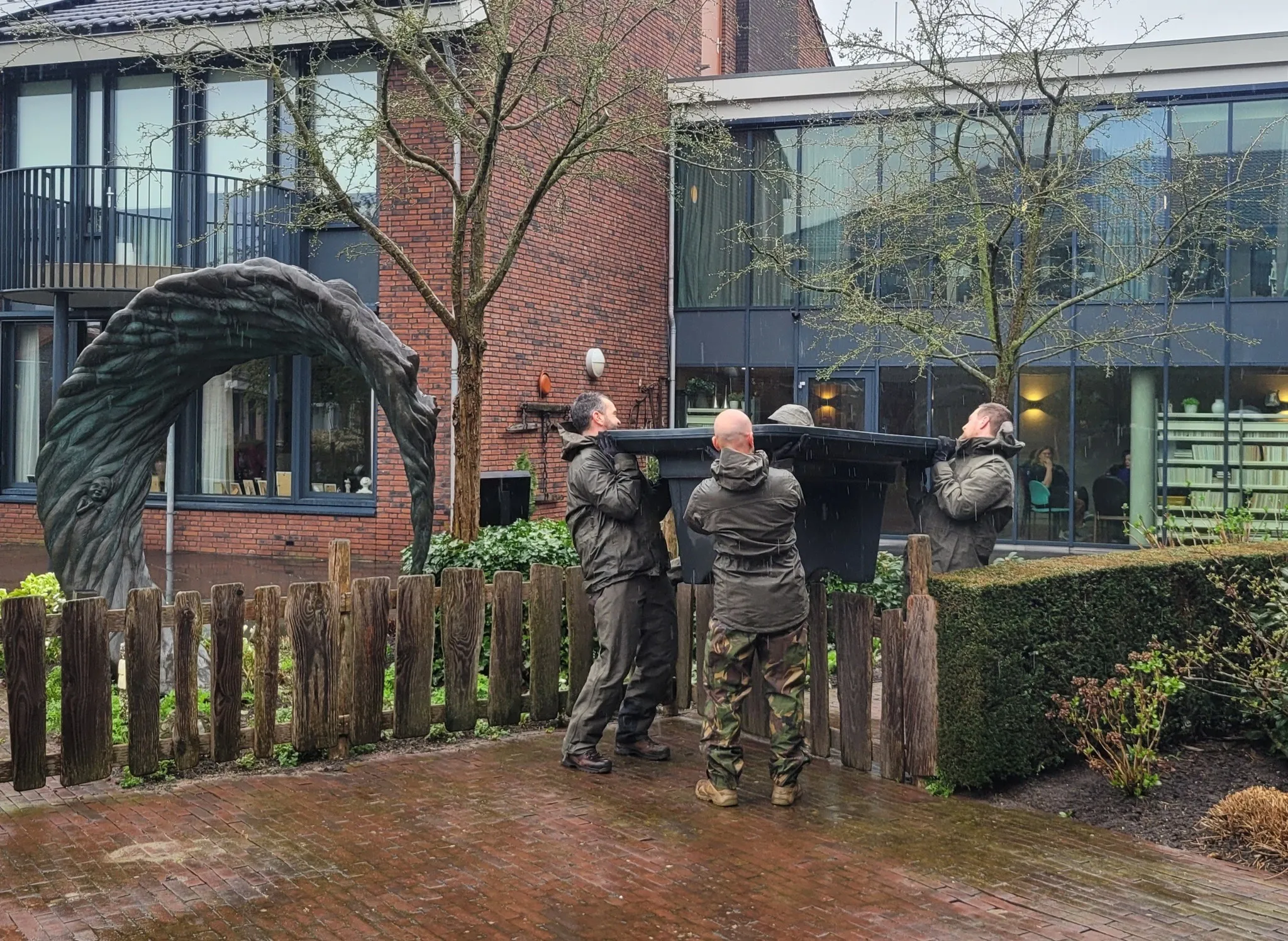 Militairen helpen met schoonmaken terrassen bij Wijkestein