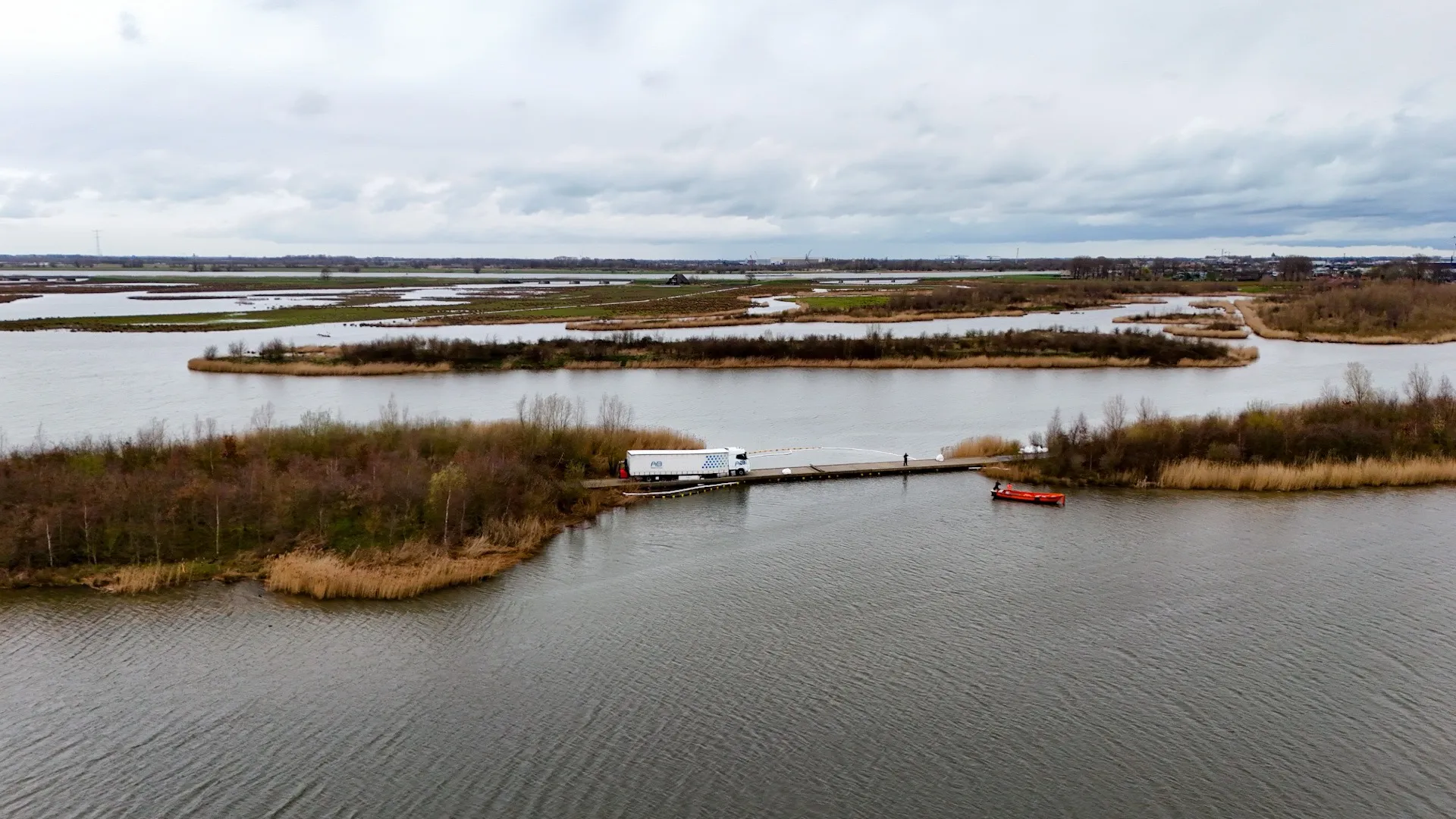 Herstelwerk gestart na vrachtwagen die door brug in Biesbosch zakte, vrachtwagen nog niet weg