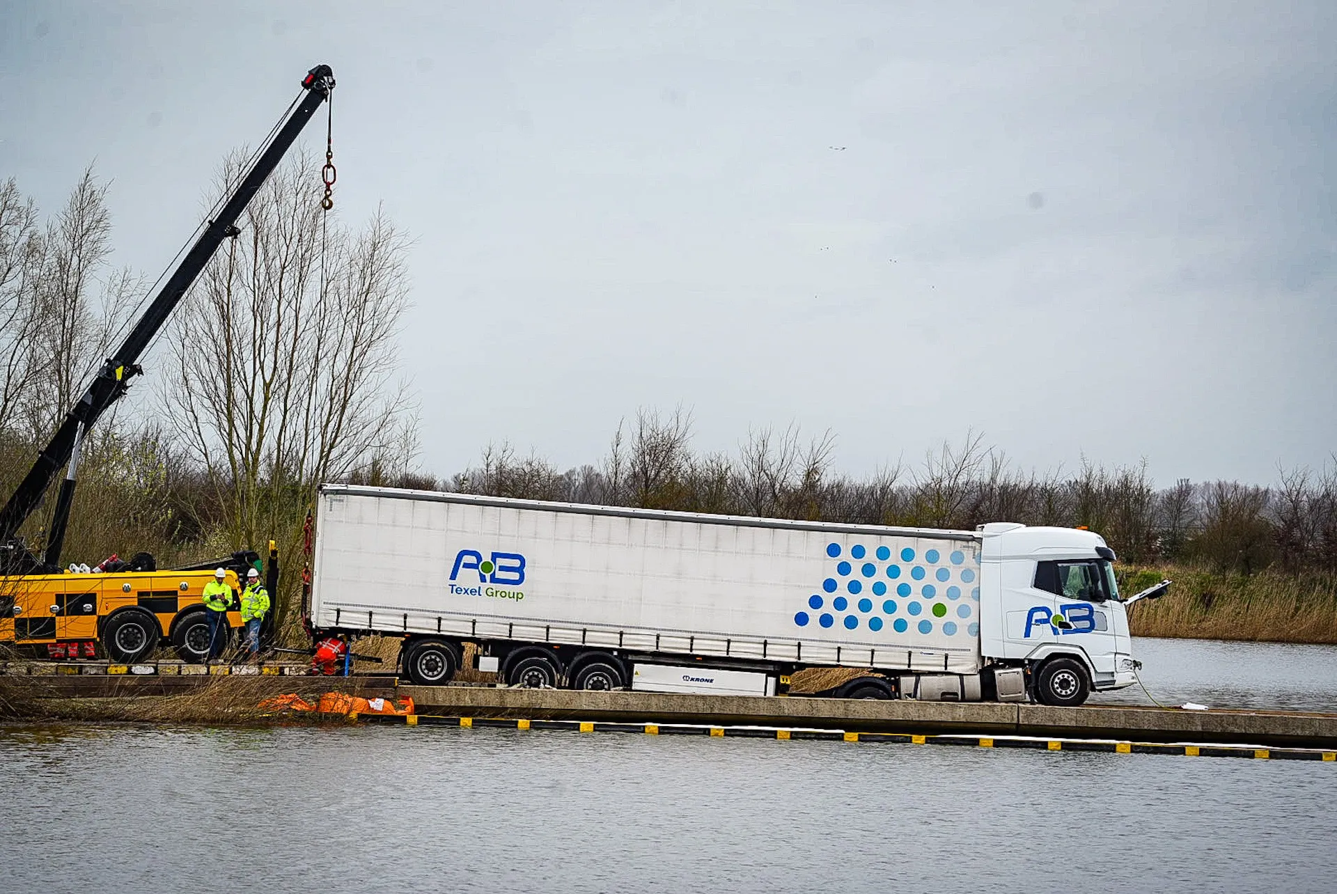 Zware berging van vrachtwagen na verzakking brug in de Biesbosch