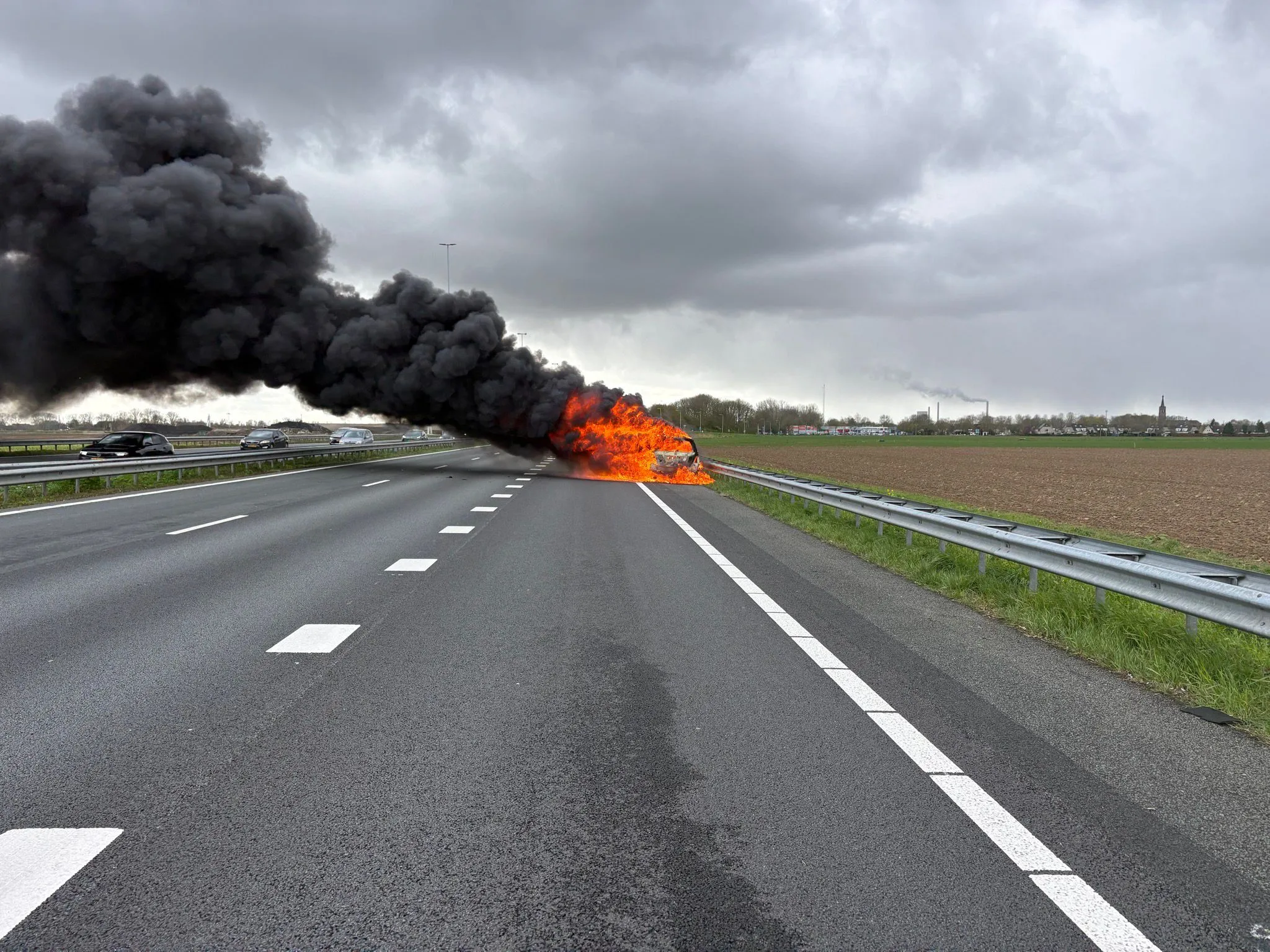 A27 richting Breda dicht door autobrand bij Hank