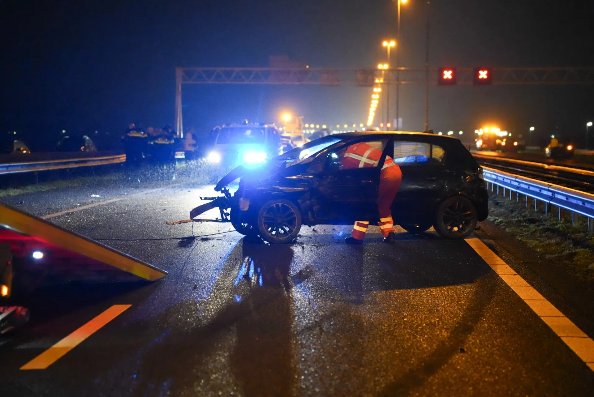 Motorblok op rijbaan na zware crash op A27 bij Nieuwendijk