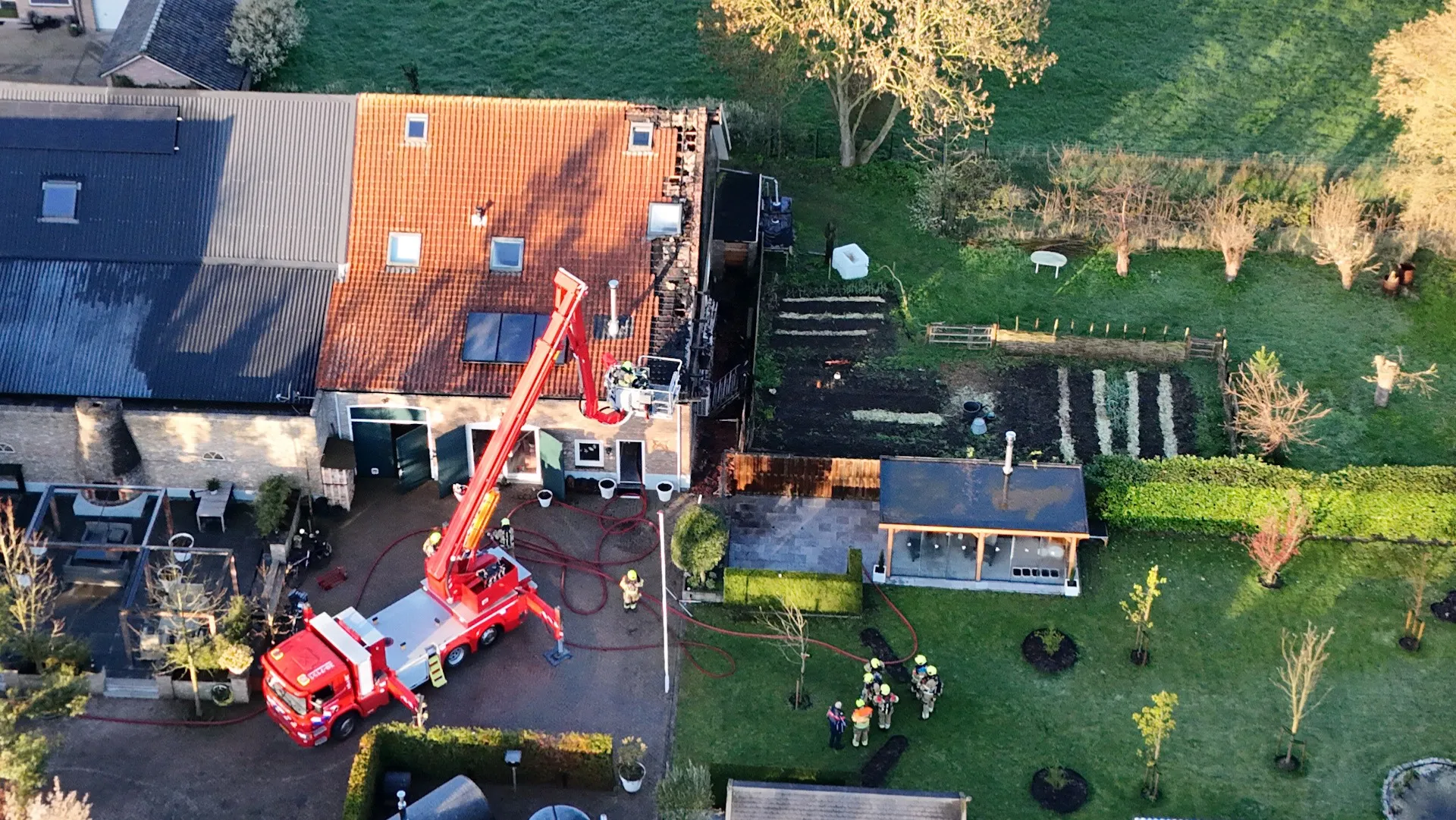 Grote brand bij boerderij met meerdere woningen in Genderen