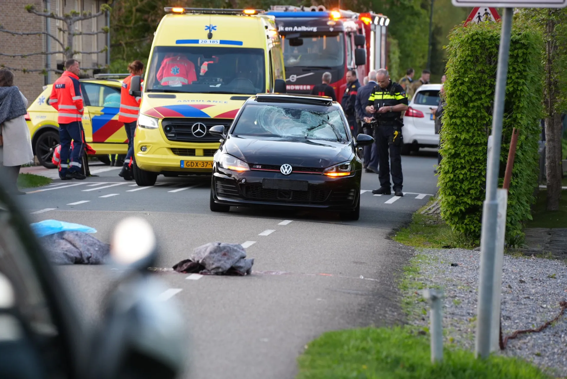 Fietser zwaargewond na aanrijding op Maasdijk in Wijk en Aalburg