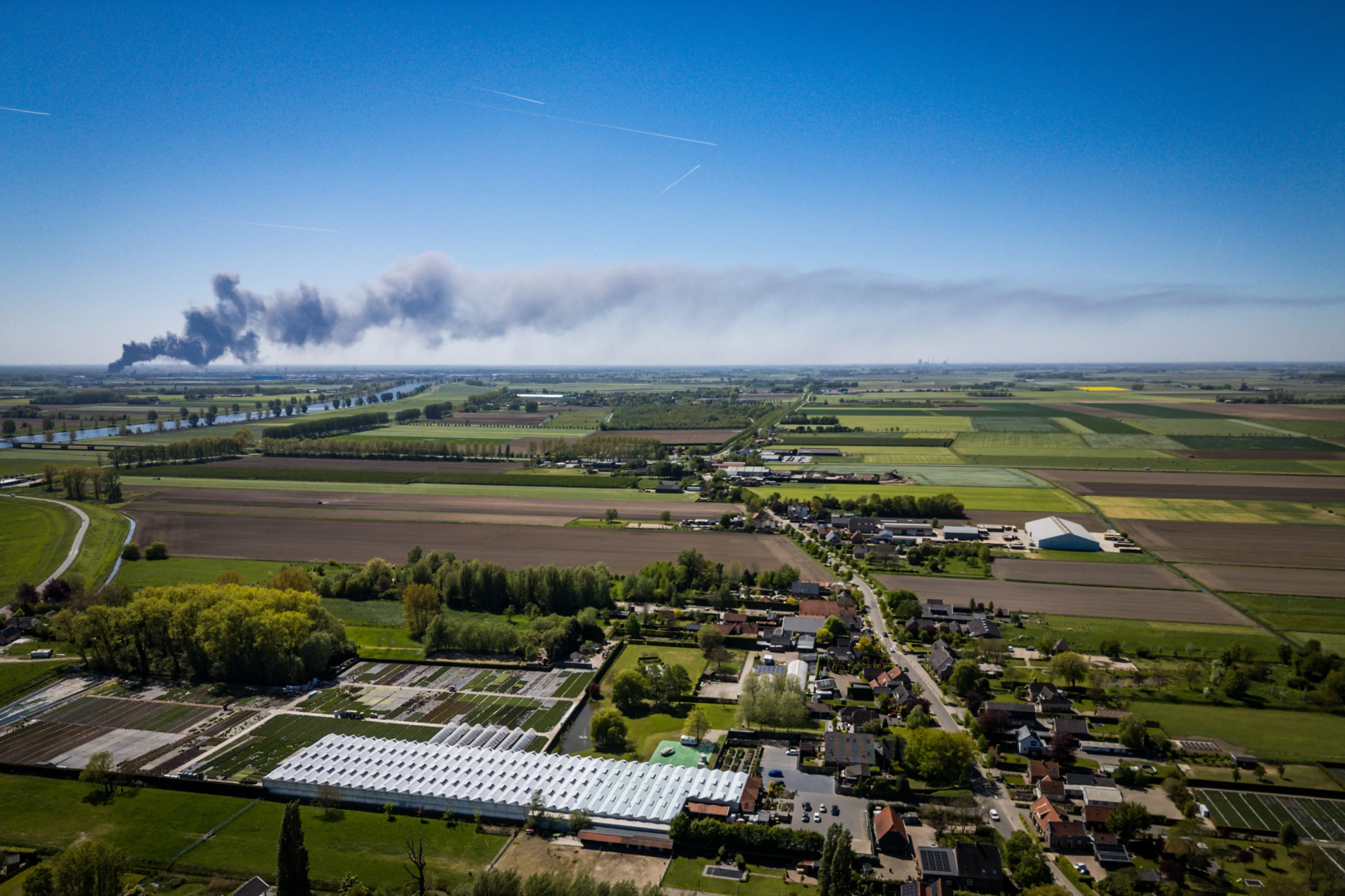 Zeer grote brand op woonboulevard in Waalwijk, hulpdiensten massaal ingezet