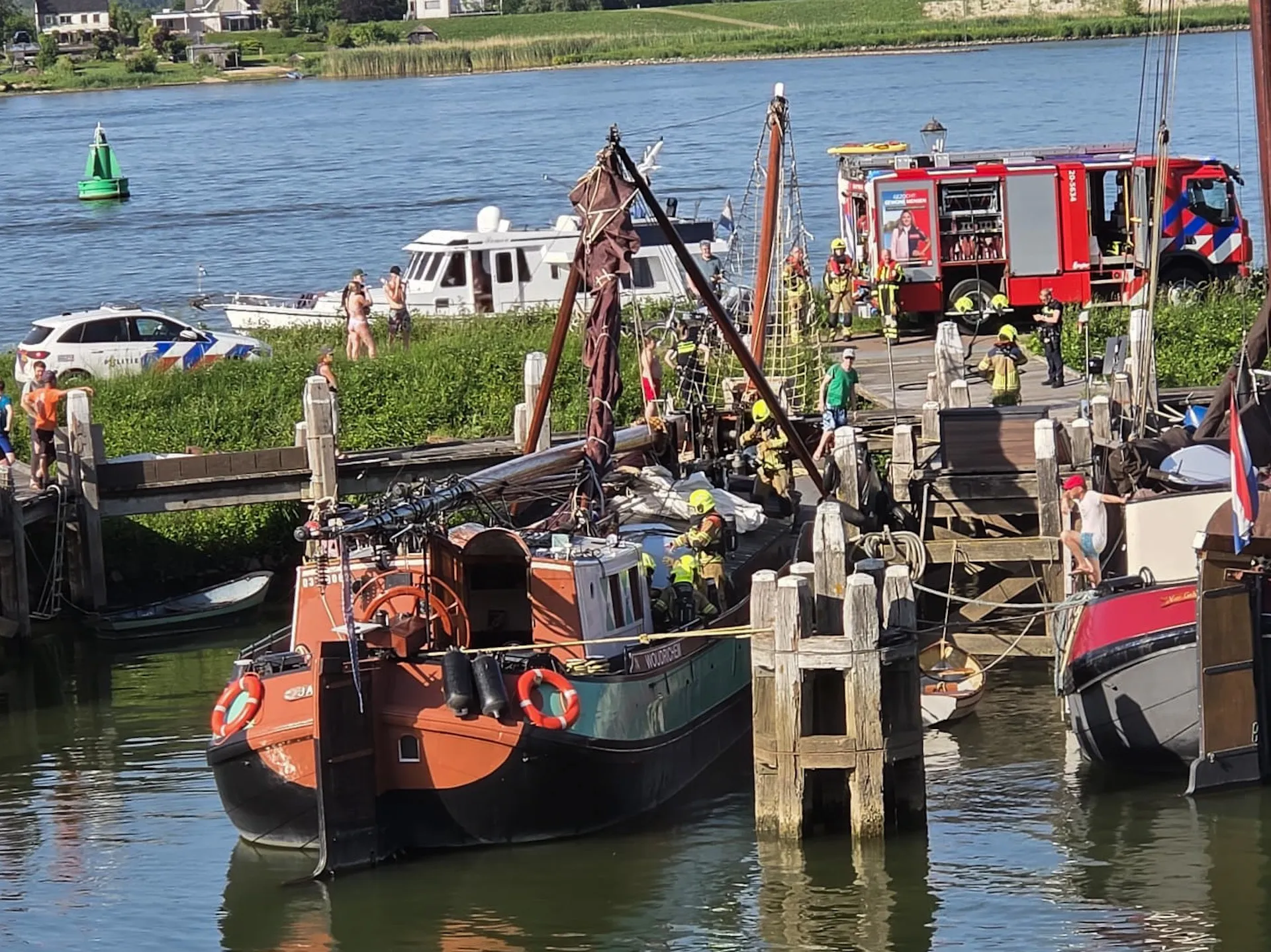 Brand op oud schip in binnenhaven van Woudrichem