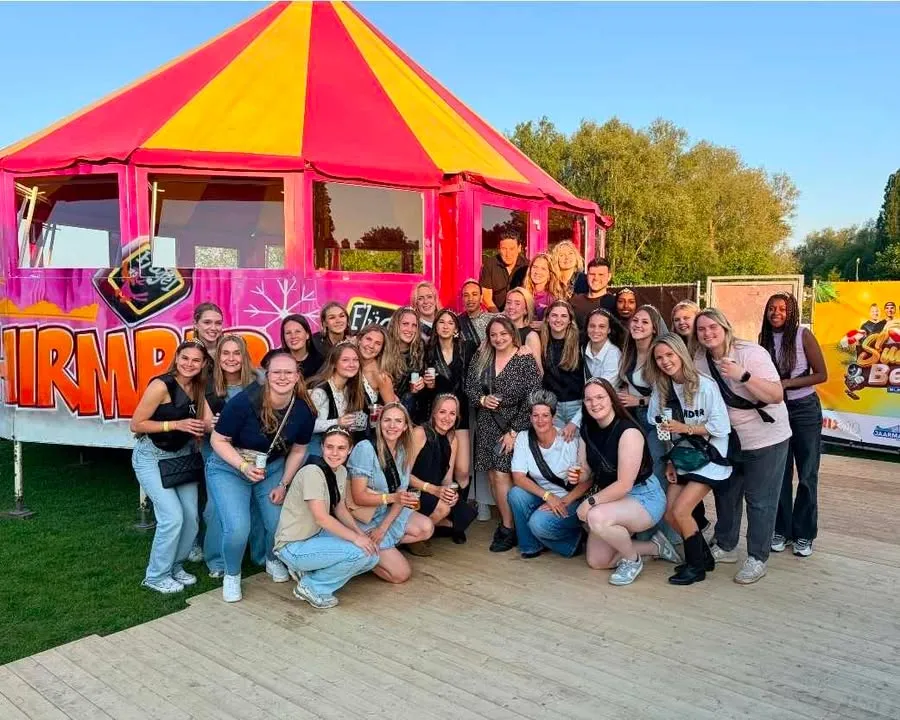 Dames Wilhelmina ’26 pakken ongeslagen kampioenschap tijdens jubileumfeest
