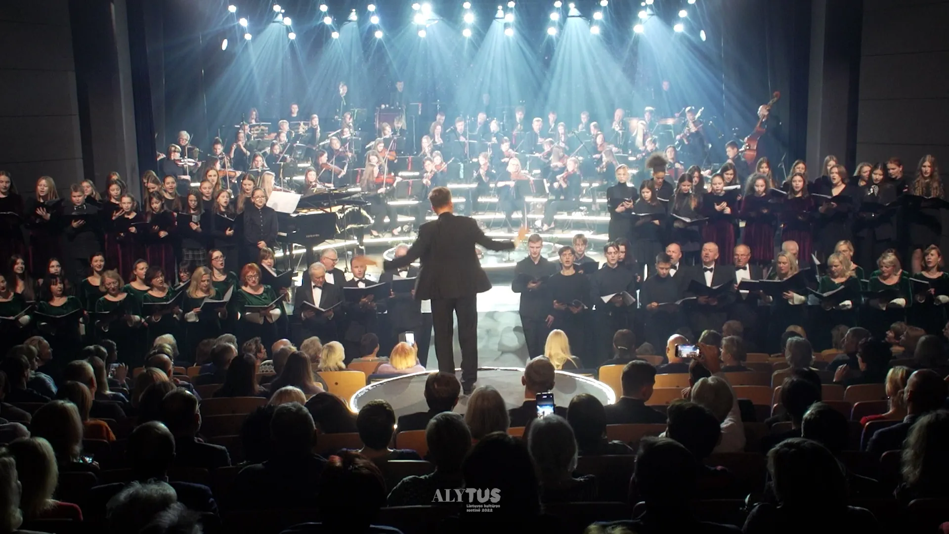 0000201 03 35 35still008 1