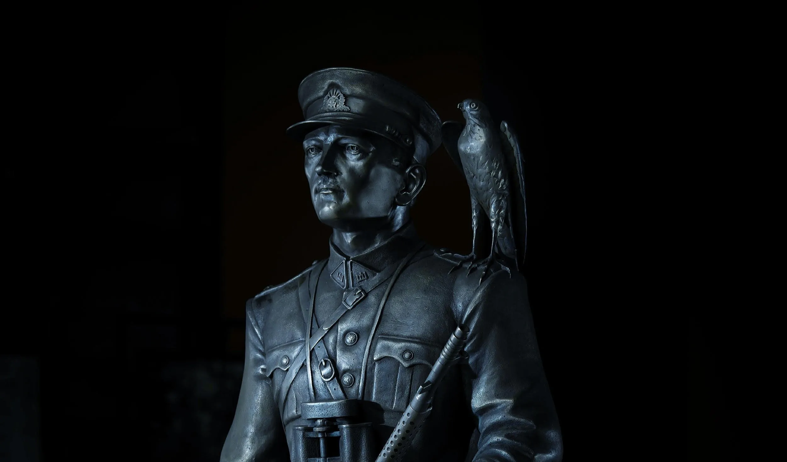 a ramanausko vanago skulptura vanagas su vanageliaiss