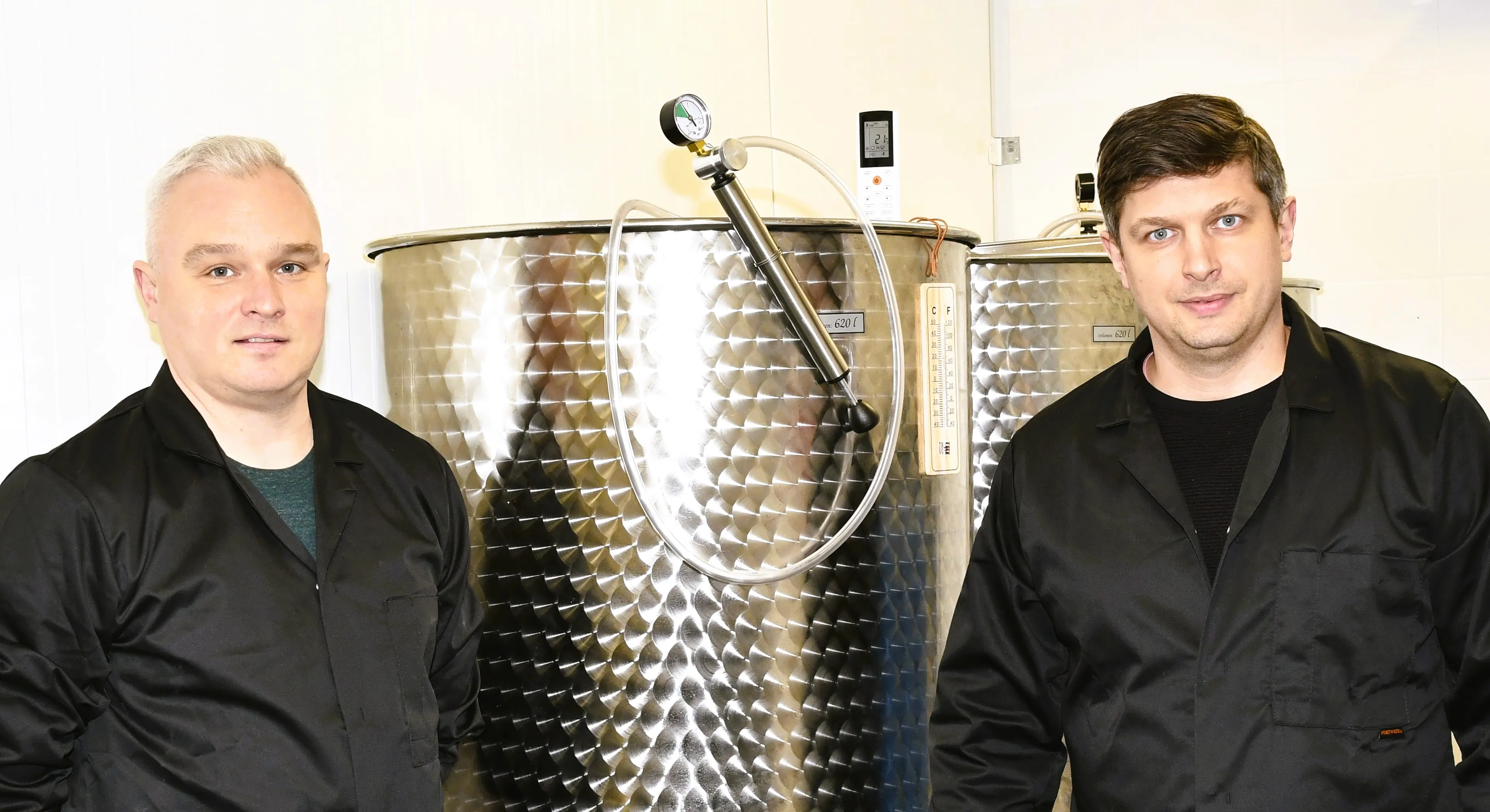 miella ikurejai desineje marijus jakinevicius ir irmantas adamonis kaireje