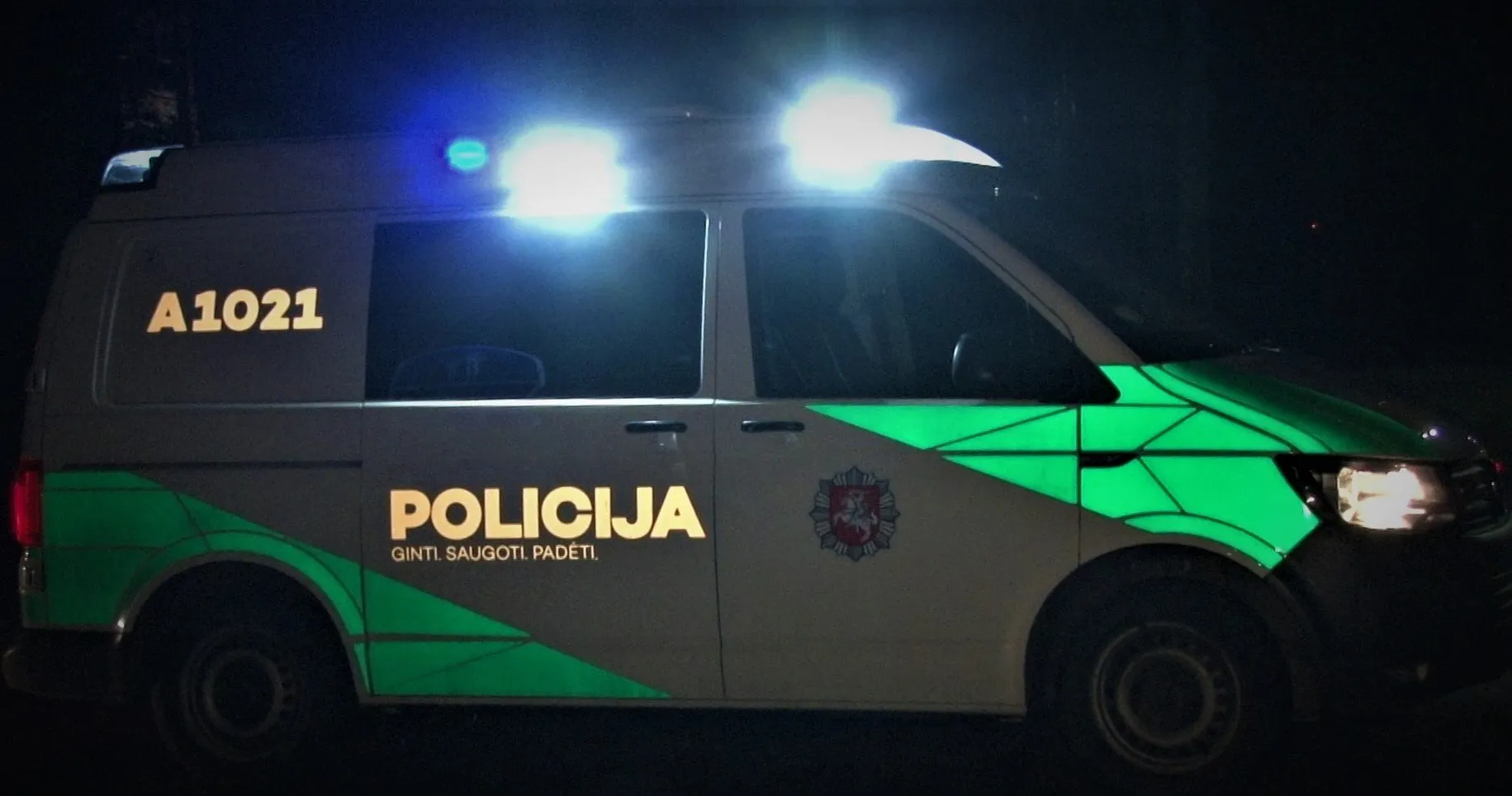 Neblaivus vyras apgadino policijos automobilį
