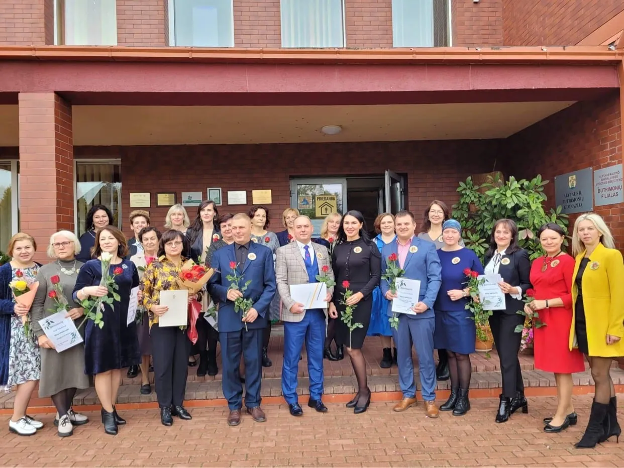 savivaldybes administracijos direktore gintare jociunskaite su butrimoniu gimnazijos pedagogais