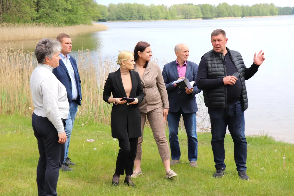 savivaldybes vadovai apziurejo prie ezero savivaldybes irengtas poilsio vietas maudyklas