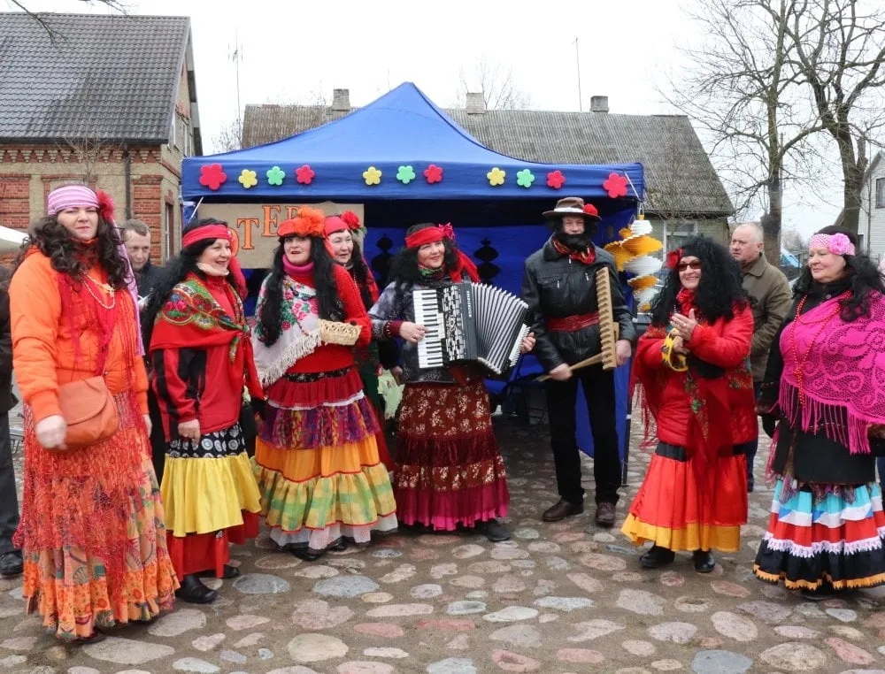 simno kermosiuje linksmino persirengeliai ir gatves vaidinimai