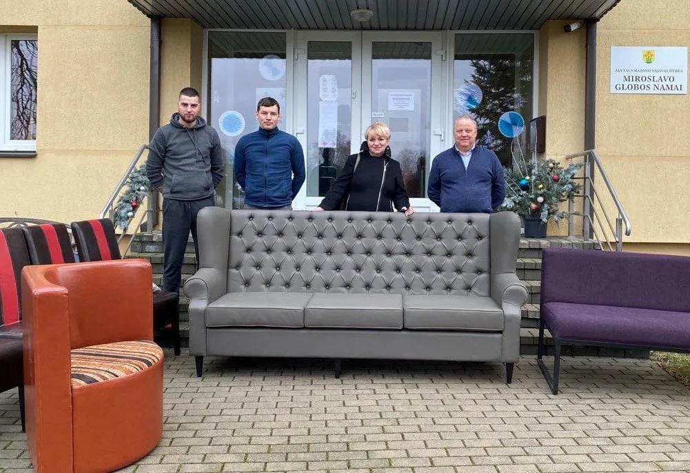 verslininke zita jakubyniene padovanojo baldu miroslavo globos namams