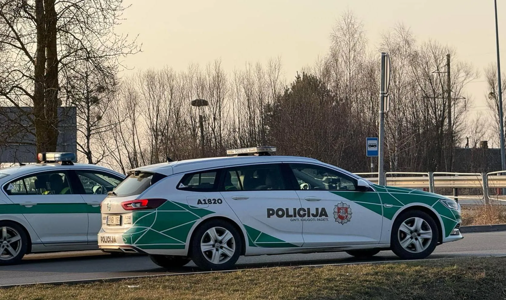 Alytuje į policijos automobilį atsitrenkė „Opel“ : nukentėjo pareigūnas ir policijos rėmėjas
