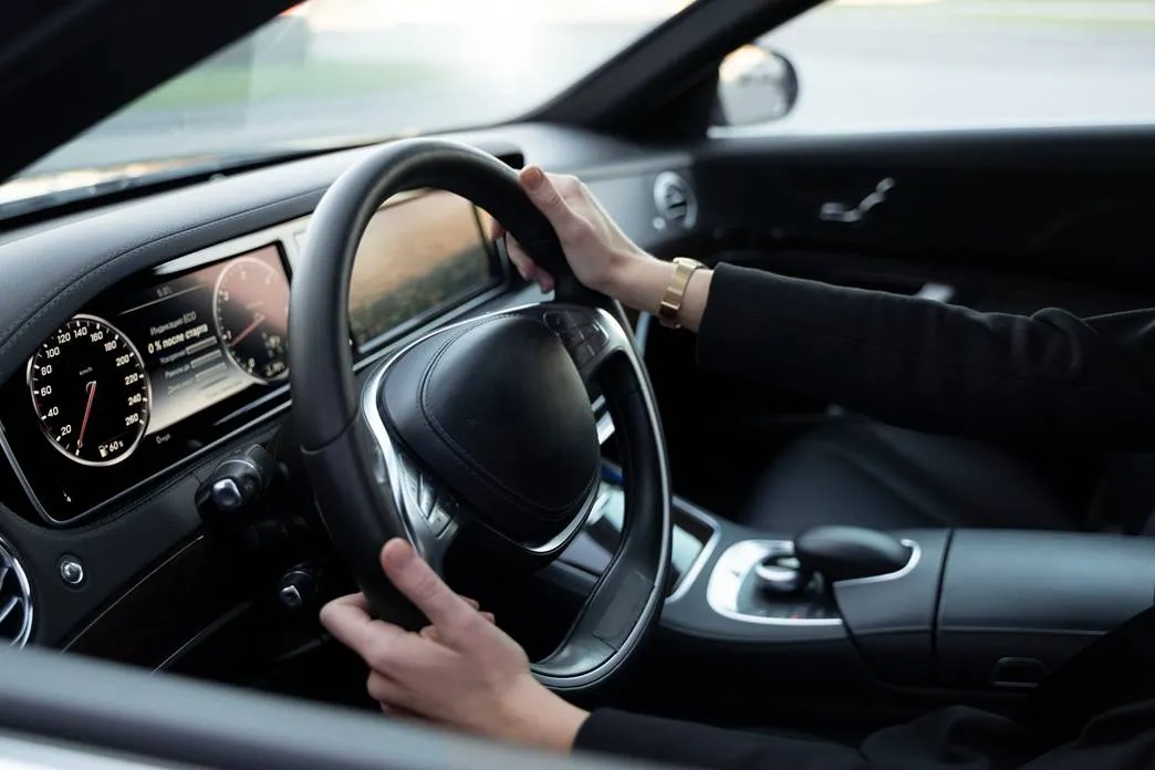 Ką pajusite pirmiausia, kai pradeda dėvėtis automobilio vairo traukė