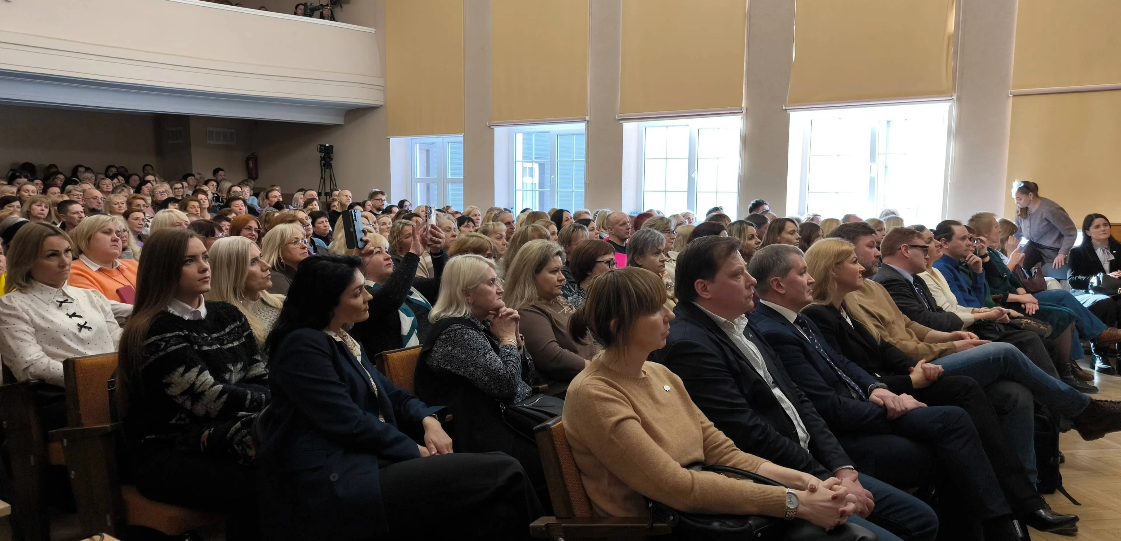 Keli šimtai pedagogų Alytuje ragino „grąžinti Meilę“ į Adolfo Ramanausko-Vanago gimnaziją RENGINIO ĮRAŠAS