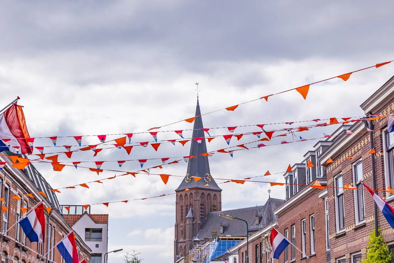 Koningsdag 2025 op Ameland: Feest, Vrijmarkt en Traditie in Hollum en Buren