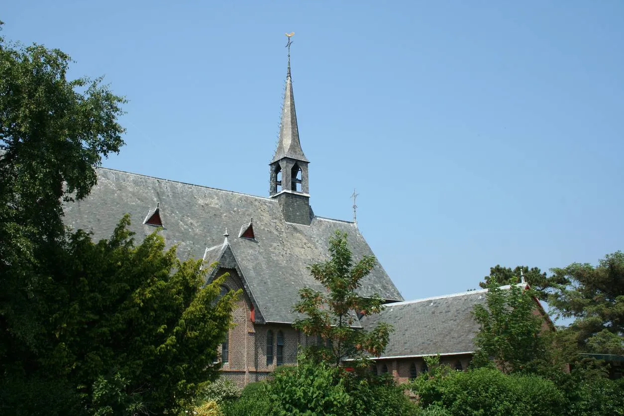 Paastocht 2025 in Hollum: wandeltocht langs het Paasverhaal trekt jonge gezinnen en belangstellenden