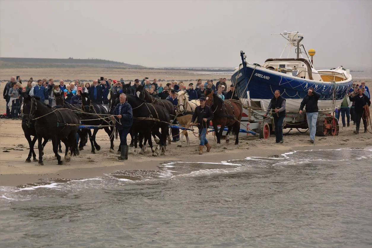 Traditionele demonstratie paardenreddingboot trekt veel bekijks tijdens paasweekend in Hollum