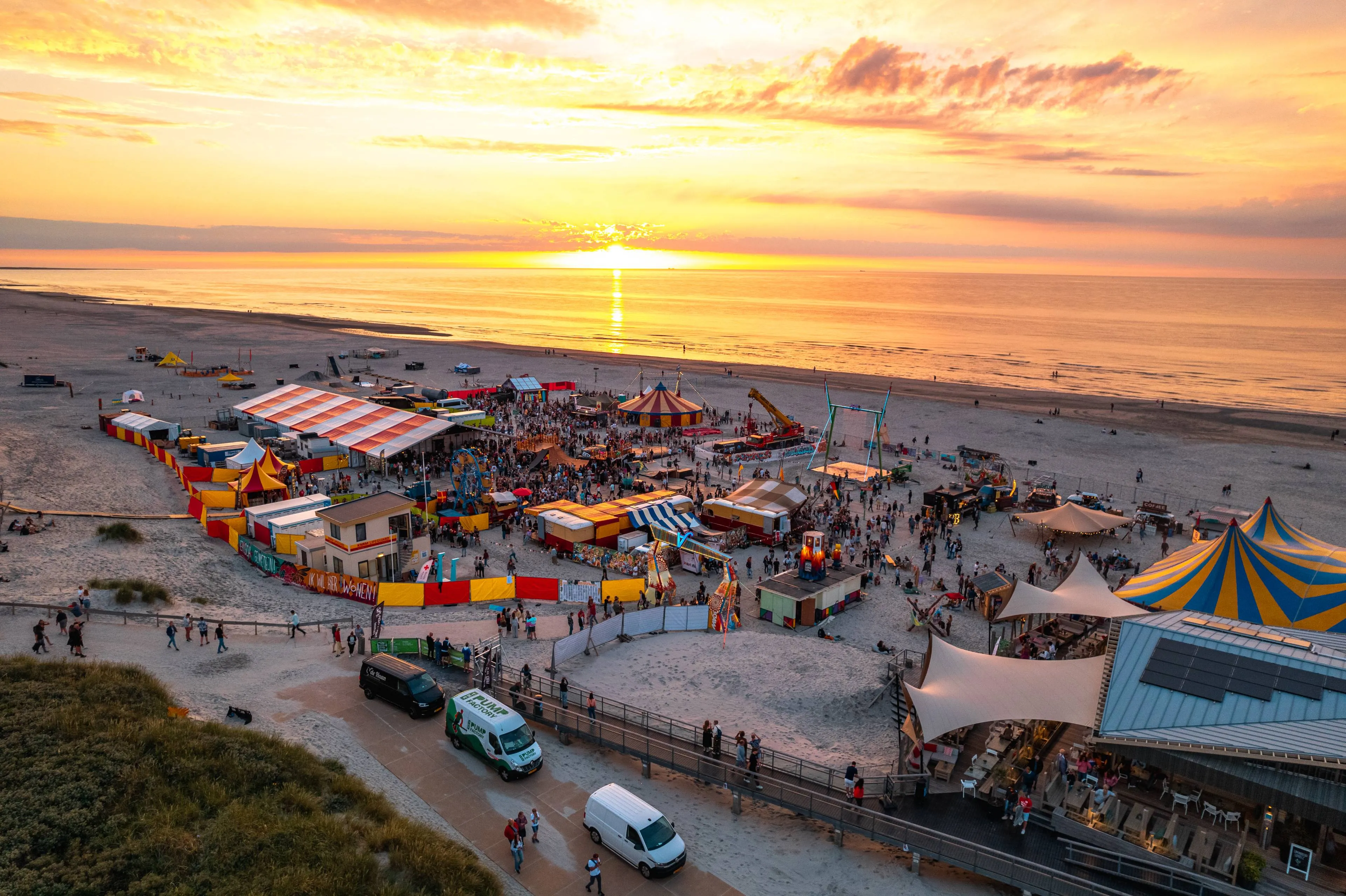 Strand van Nes klaar voor MadNes Festival 2025: dit kun je verwachten 4/5/6 juli