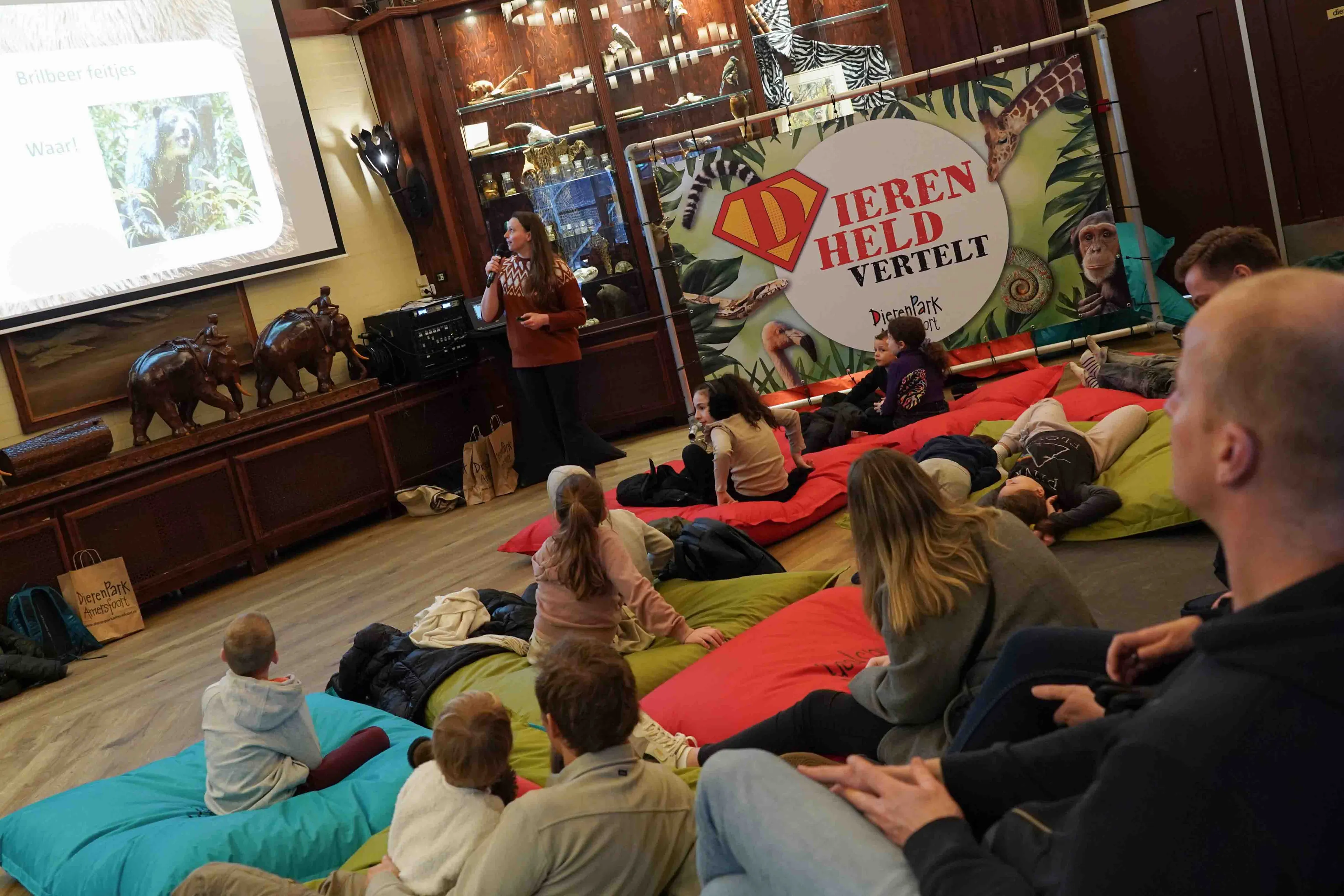 Daarnaast kunnen bezoekers luisteren naar inspirerende heldendaden tijdens Dierenheld Vertelt en struinen over de Dierenhelden Markt