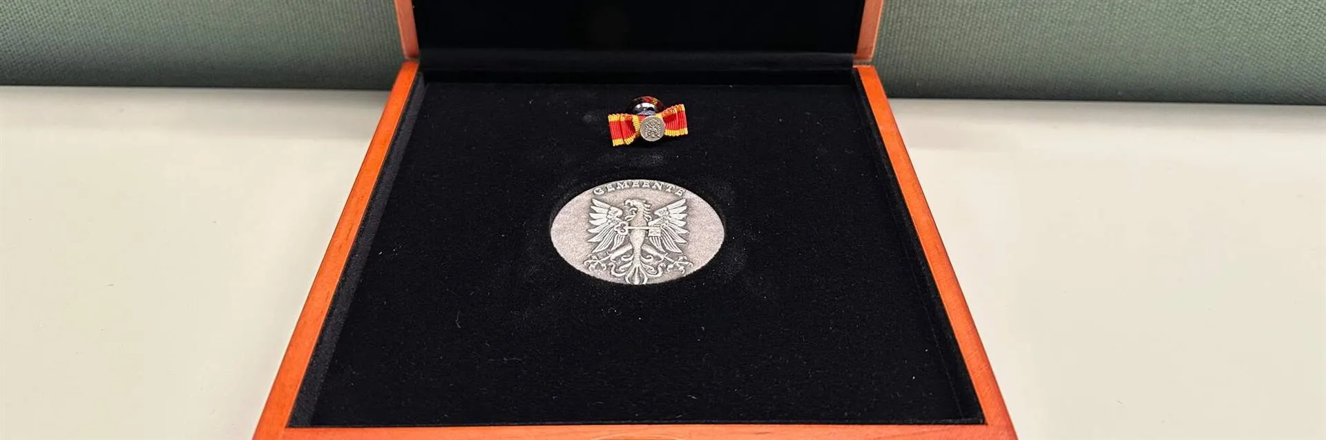 Frank van de Kolk krijgt Zilveren Erepenning gemeente Apeldoorn