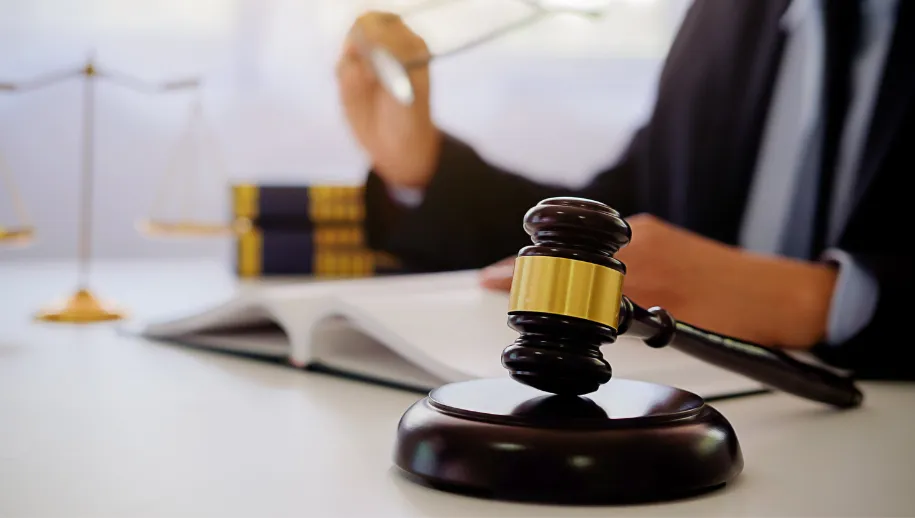 Op de rol is het verslag van een rechtszitting