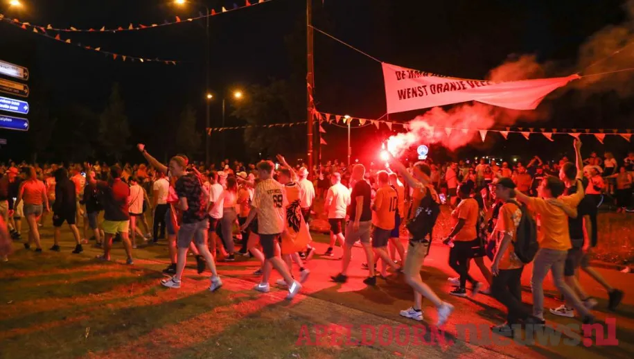 Oranjefeest op rotonde in de Maten na overwinning Oranje donderdagavond