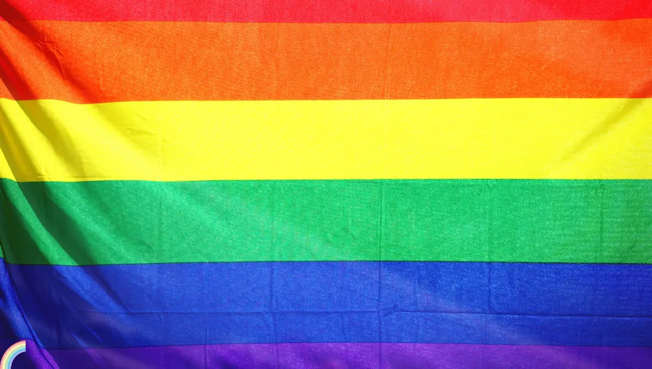 Loslatende epoxy in nieuw regenboogzebrapad