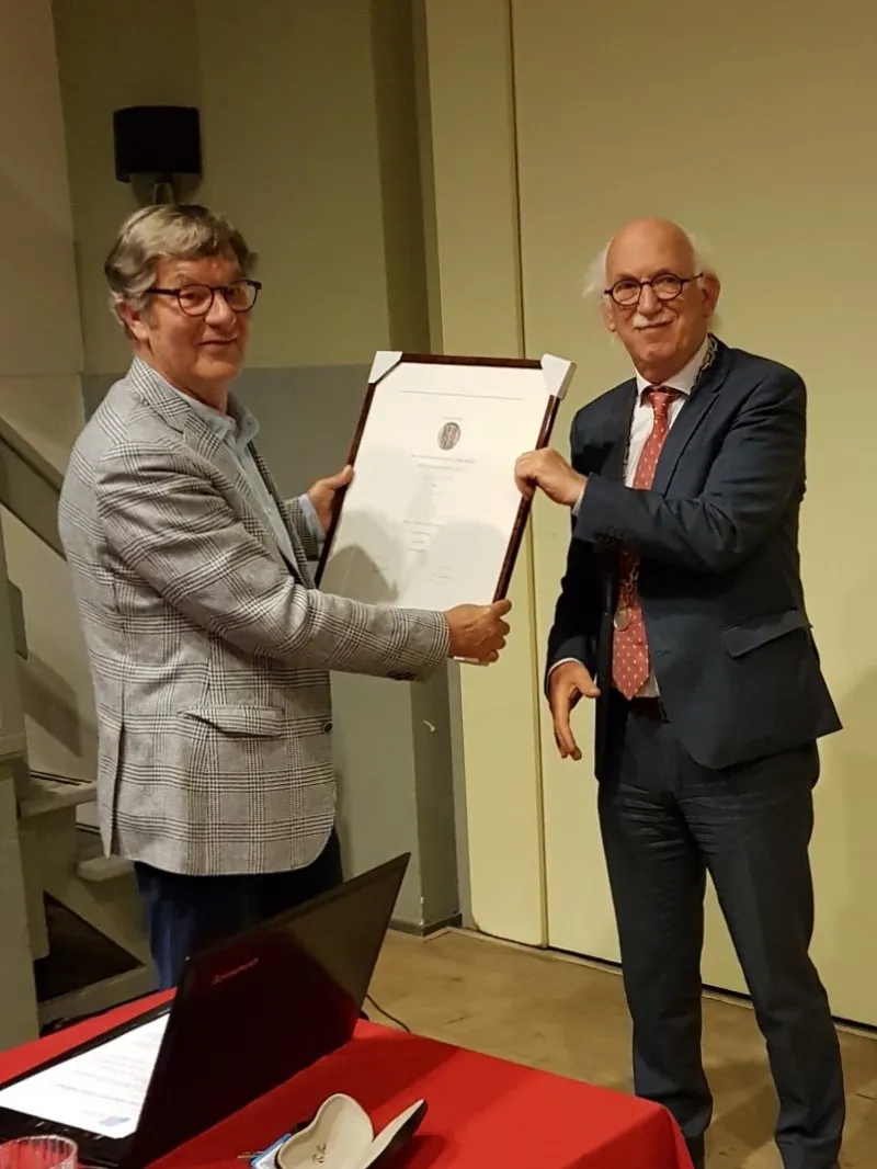 Harry Vos ontvangt Zilveren Erepenning gemeente Apeldoorn