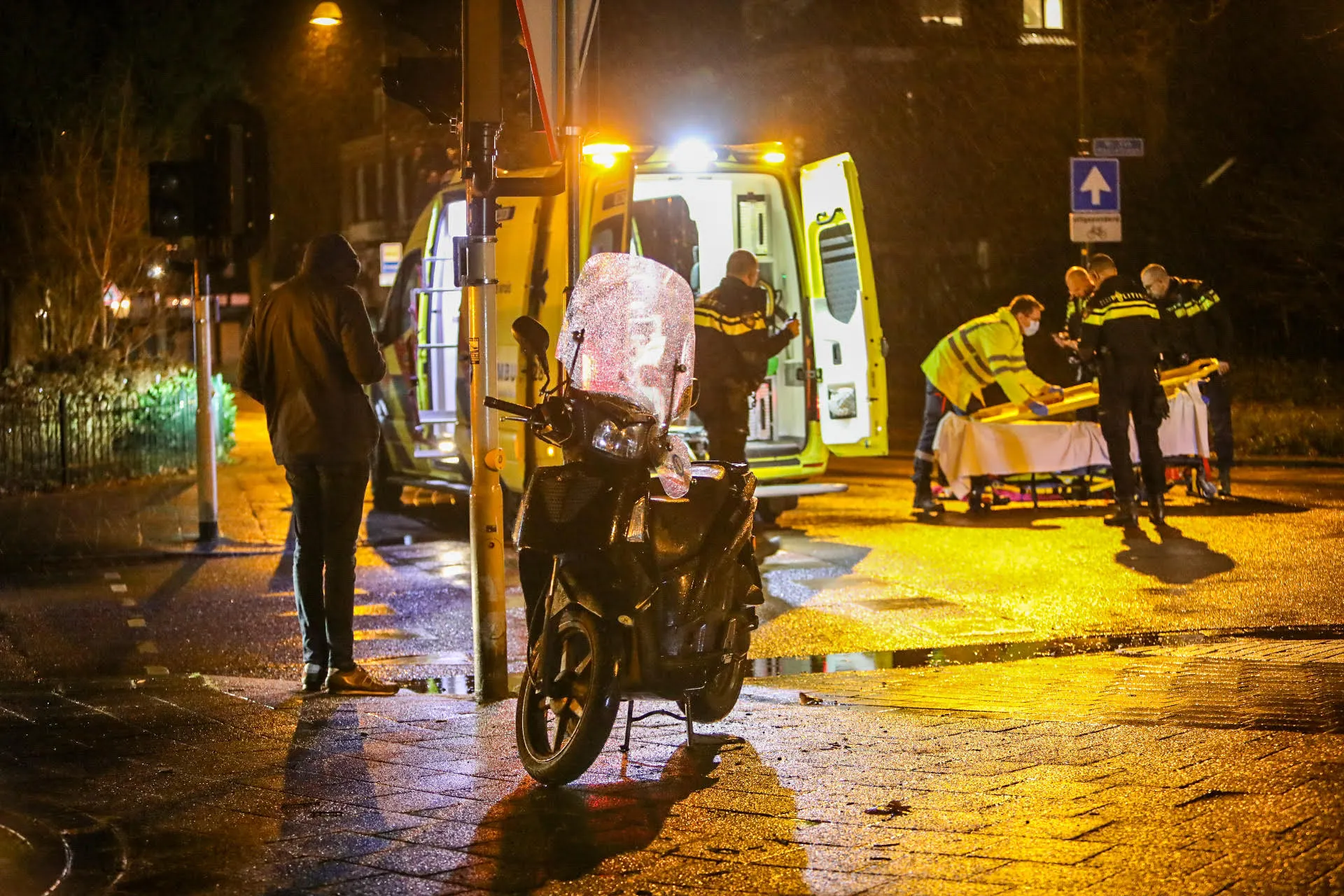 Scooterrijder valt en moet naar ziekenhuis met verwondingen