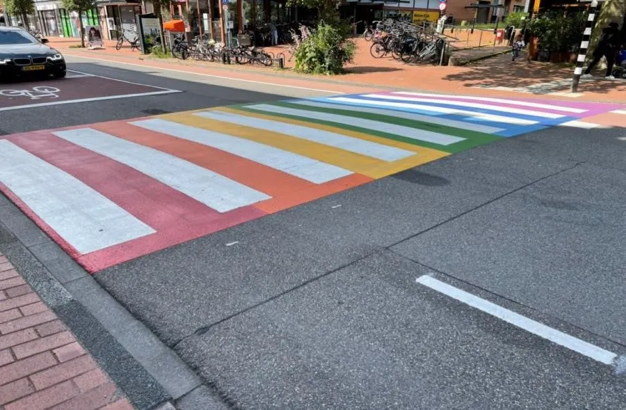 Regenboogzebrapad gaat naar Stationsstraat
