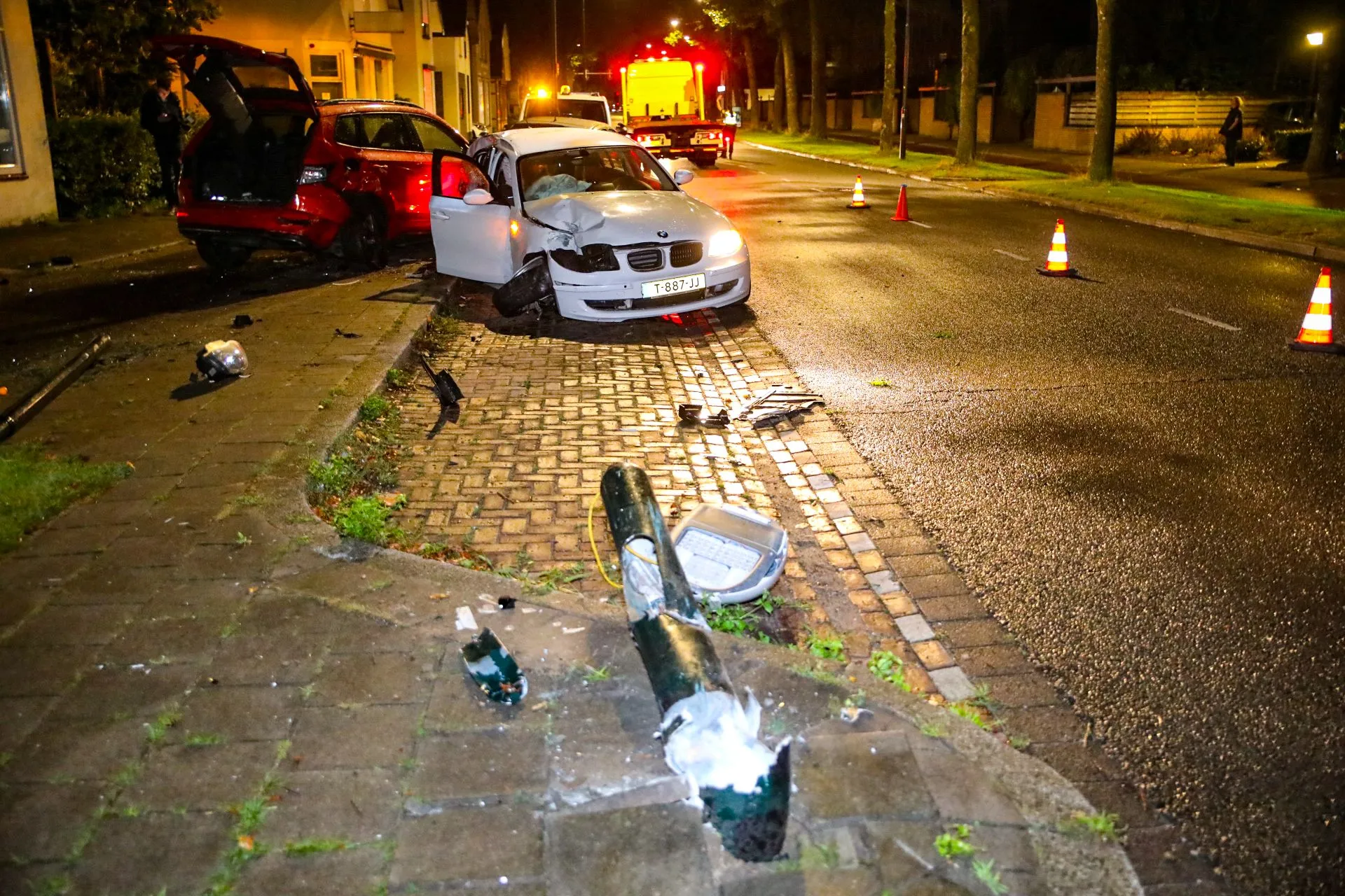 Flinke ravage en twee gewonden bij zware crash op Arnhemseweg in Apeldoorn