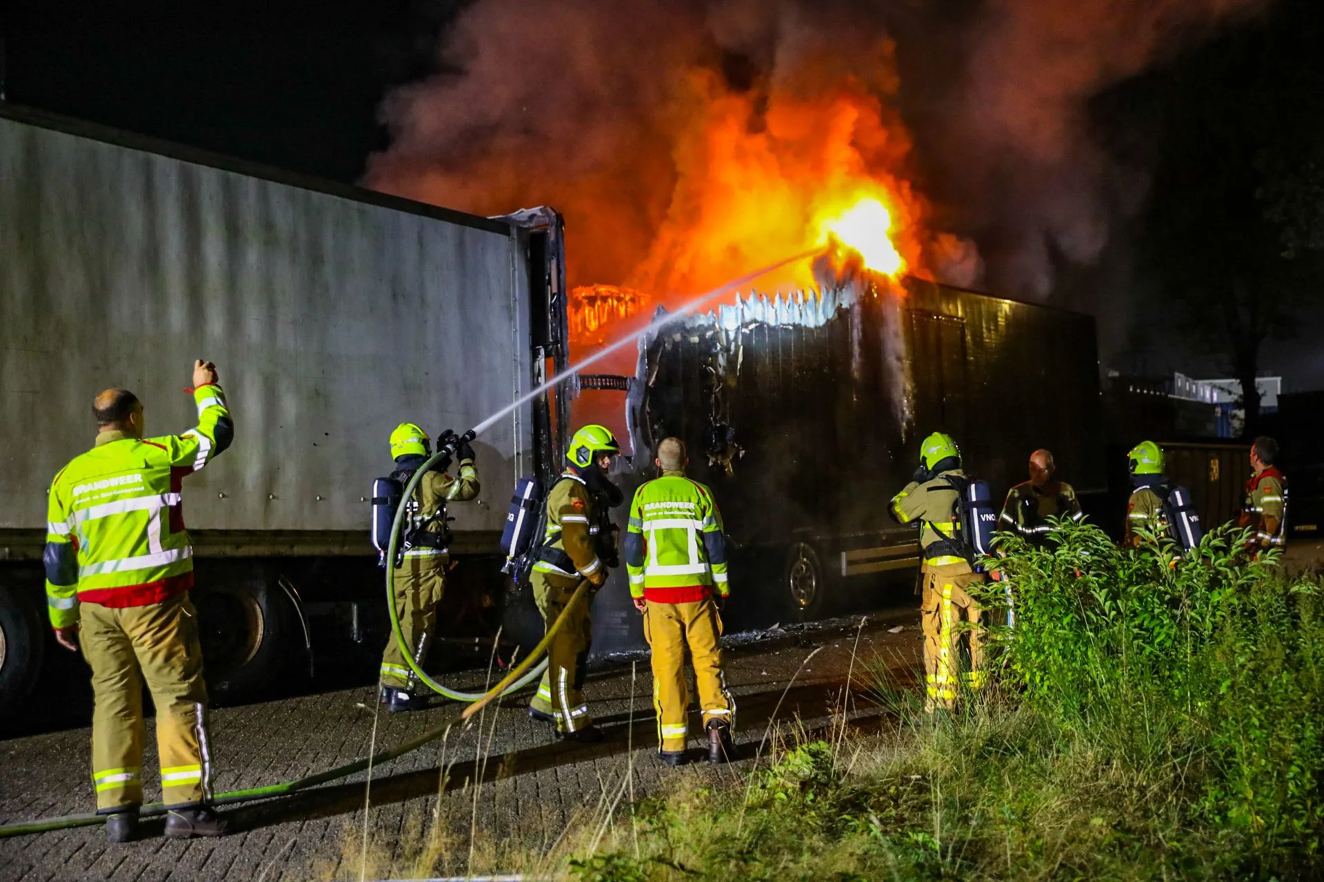 Trailer aan Kanaal Zuid brandt volledig uit