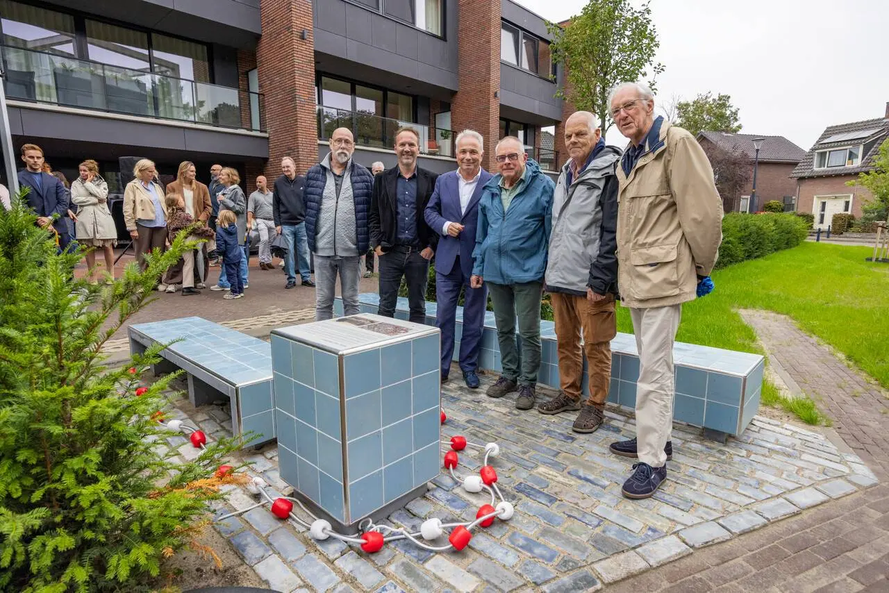 Blauwe bankjes met tegels van het voormalige Sportfondsenbad tijdens de onthulling aan de Van Huutstraat