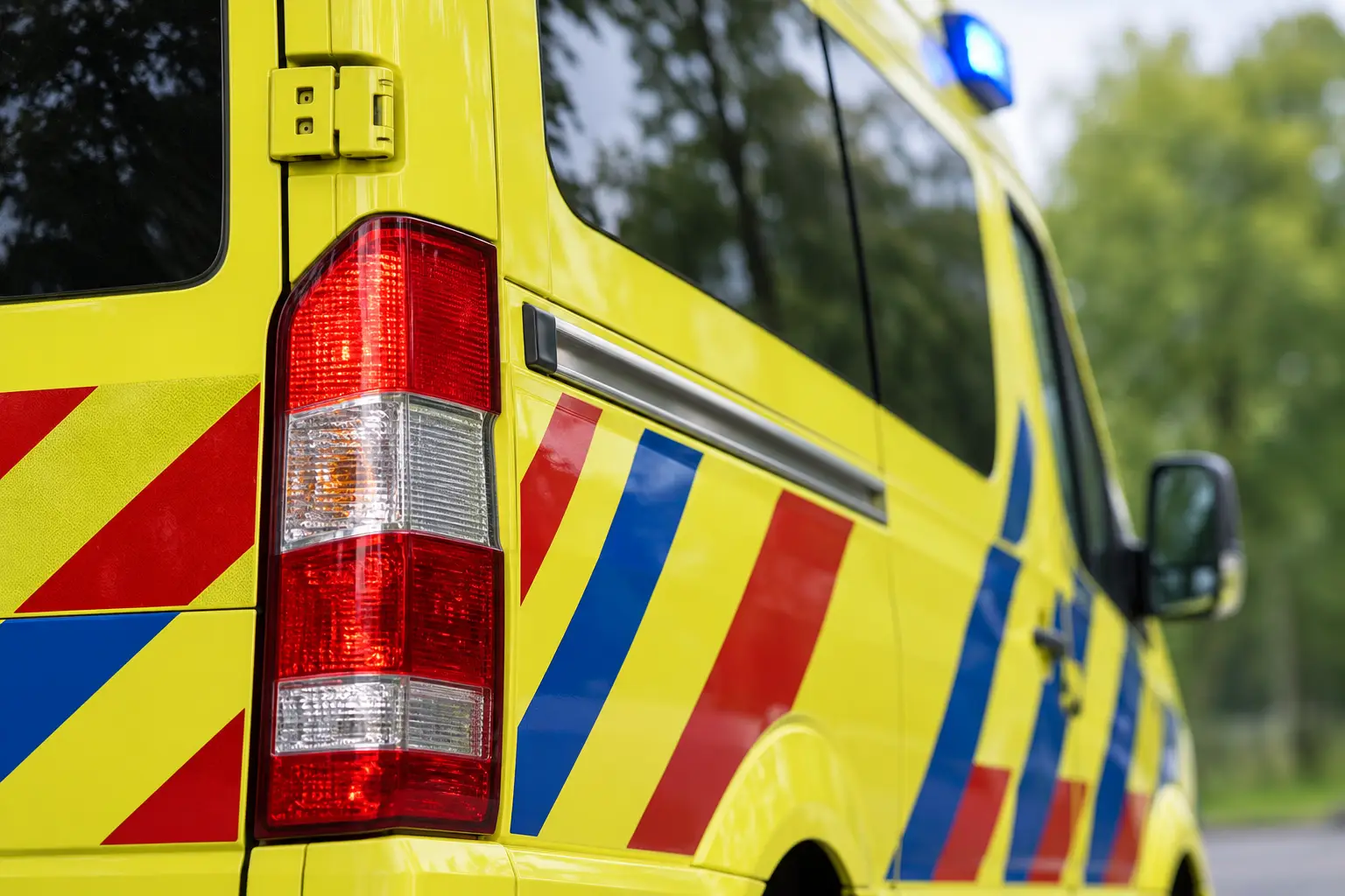 AI-illustratie: close-up van een Nederlandse ambulance, geen foto van het ongeval in Beekbergen.