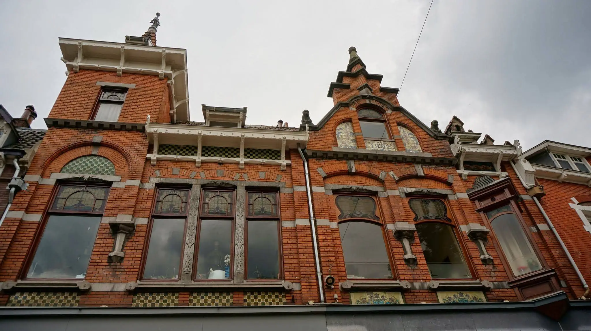 Historische gevels aan de Hoofdstraat in Apeldoorn, archieffoto ter illustratie