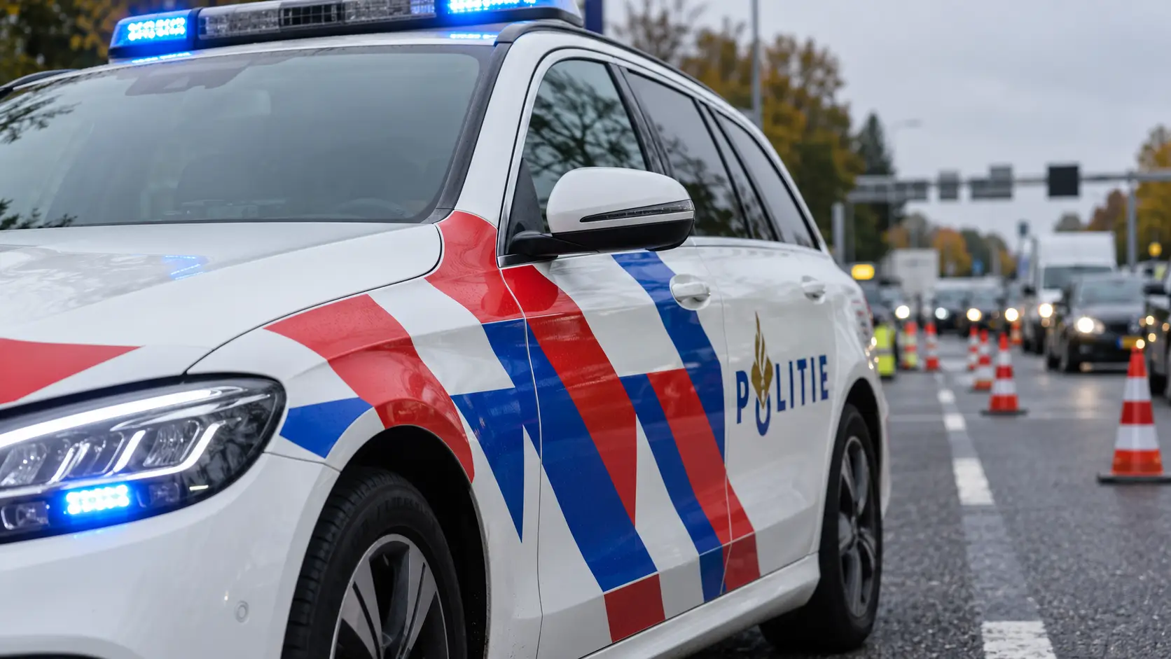 Close-up van Nederlandse politieauto bij verkeerscontrole-1