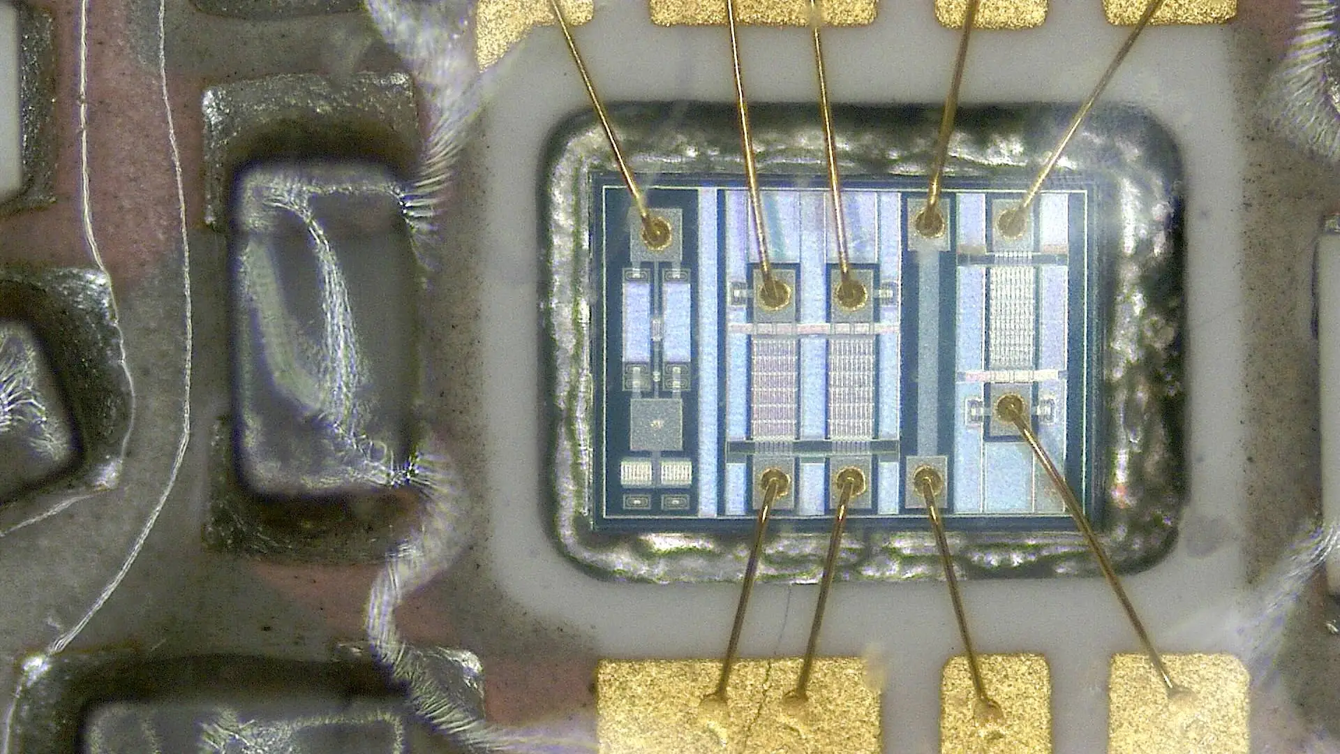 Microscopische opname van elektronische componenten, illustratief beeld bij techniekonderwijs