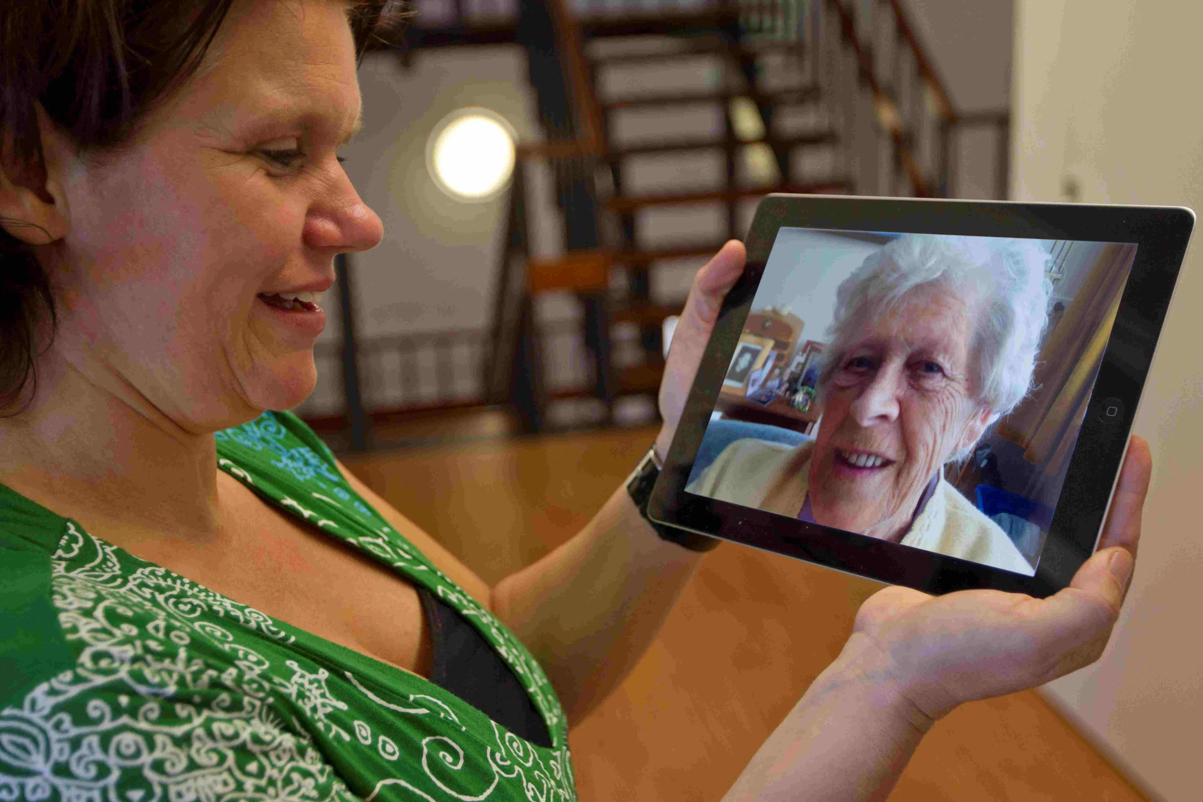 mantelzorgmtv vrouw videobelt met oudere vrouw