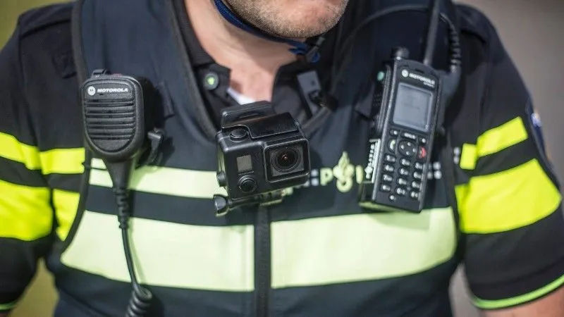 politieagent met vest en portofoon