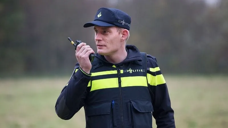 politieagent praat in portofoon