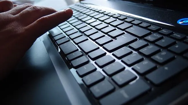 rechtbanktoetsenbord computer hand intypen