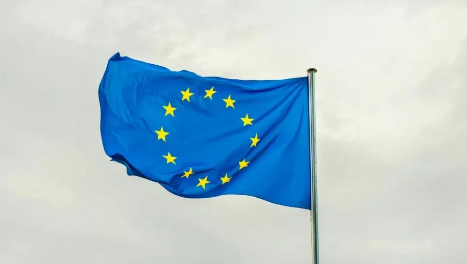 rechtneteuropese vlag pexels scaled 915x518 1