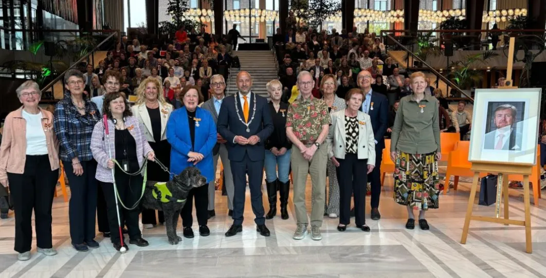 dertien arnhemmers krijgen koninklijke onderscheiding tijdens lintjesregen gemeente arnhem