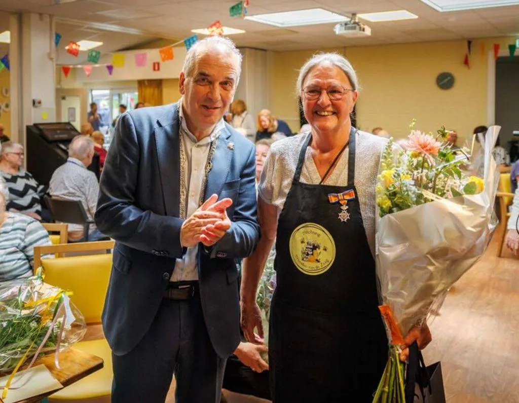 koninklijke onderscheiding riek bouma voor jarenlange inzet de zeeg foto paul tolenaar gemeente arnhem