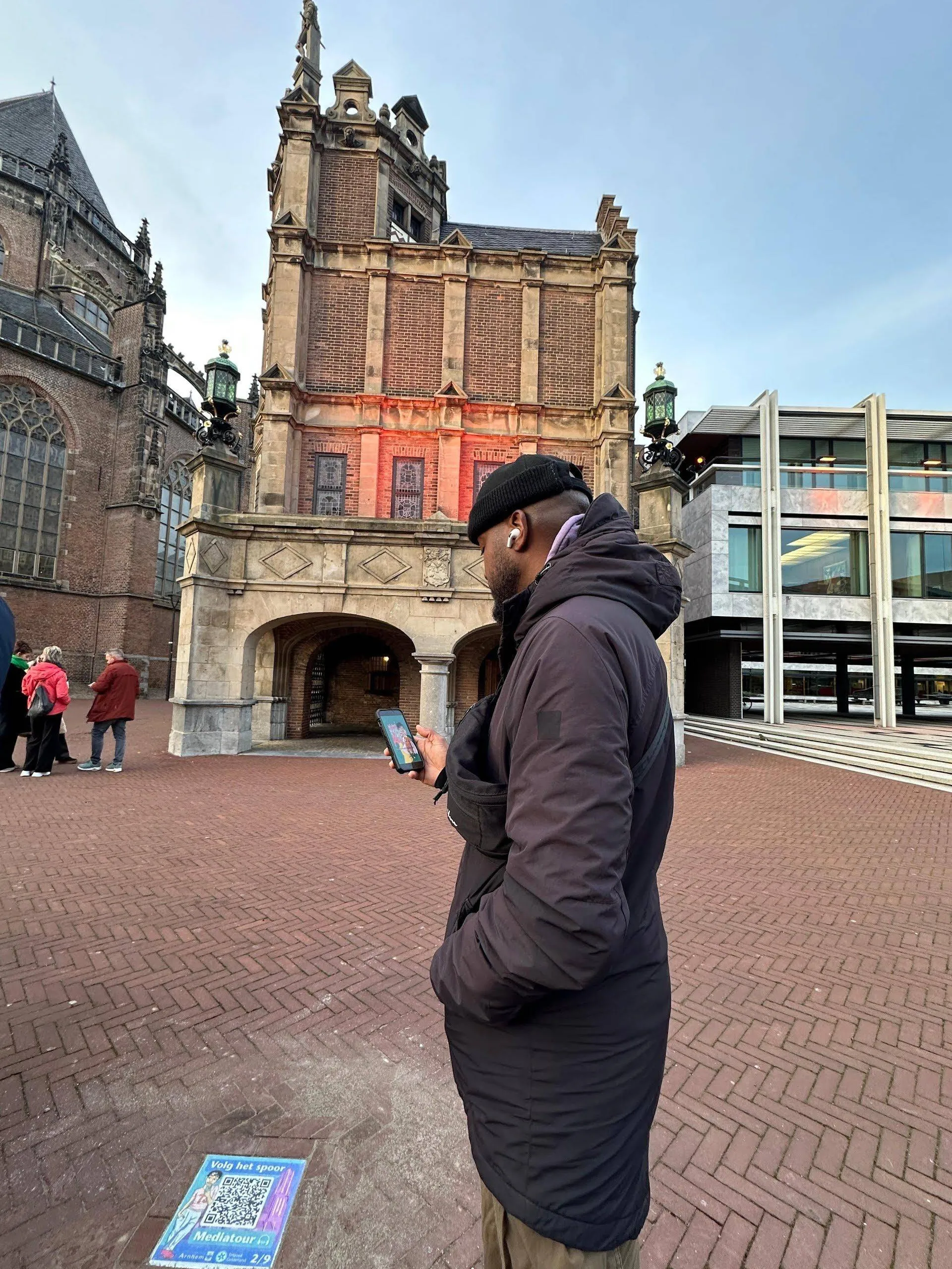 Slavernijverleden.Door de QR-code op de tegel te scannen kom je bij het verhaal van Anna van Vossenburg uit en leer je meer over haar leven in slavernij in Arnhem