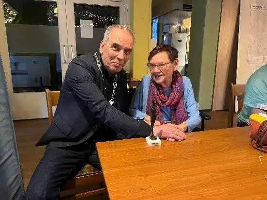 Anke Lunenberg en Loco-burgemeester Bob Roelofs met het Arnhems Meisje. (foto van Eddy Gerritsen)